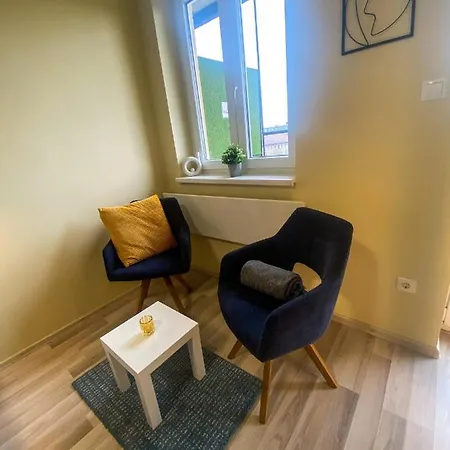 Fresh Smartly Designed Flat & Sunny Balcony *